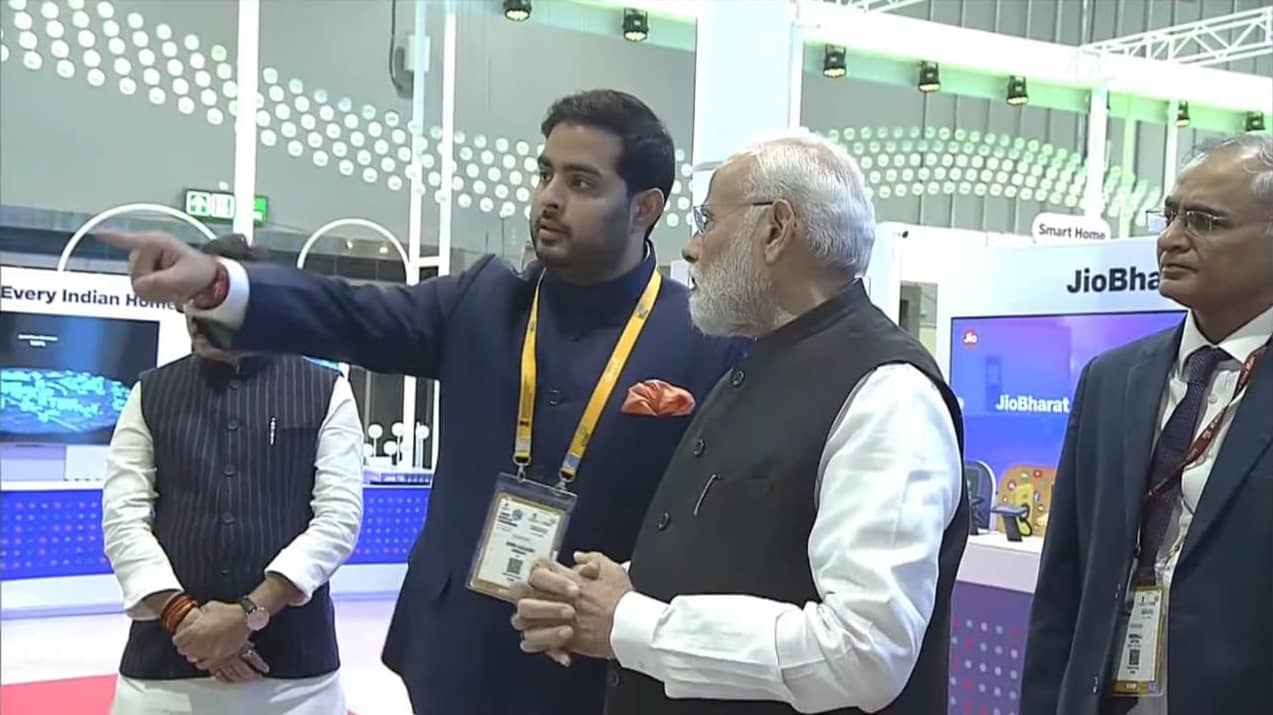 Akash Ambani, Chairman, Reliance Jio Infocomm Limited, showcasing Jio’s indigenous technology & products including JioSpaceFiber to the Honorable Prime Minister of India Shri Narendra Modi at the Jio pavilion at India Mobile Congress.