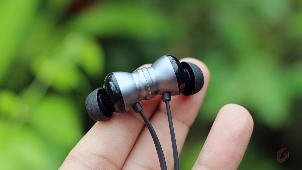 Mivi Collar Flash Pro Earbuds Attached